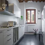 Guesthost - San Lorenzo Charm - Nook Apartment Florence